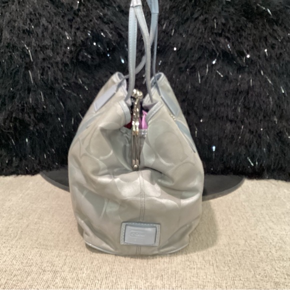 Coach kisslock shoulder bag in gray canvas monogram with silver hardware - Picture 4 of 9
